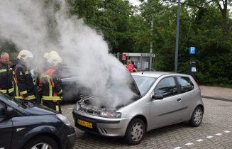 Oververhitte motor staat te roken, Oegstgeesterweg in Leiden