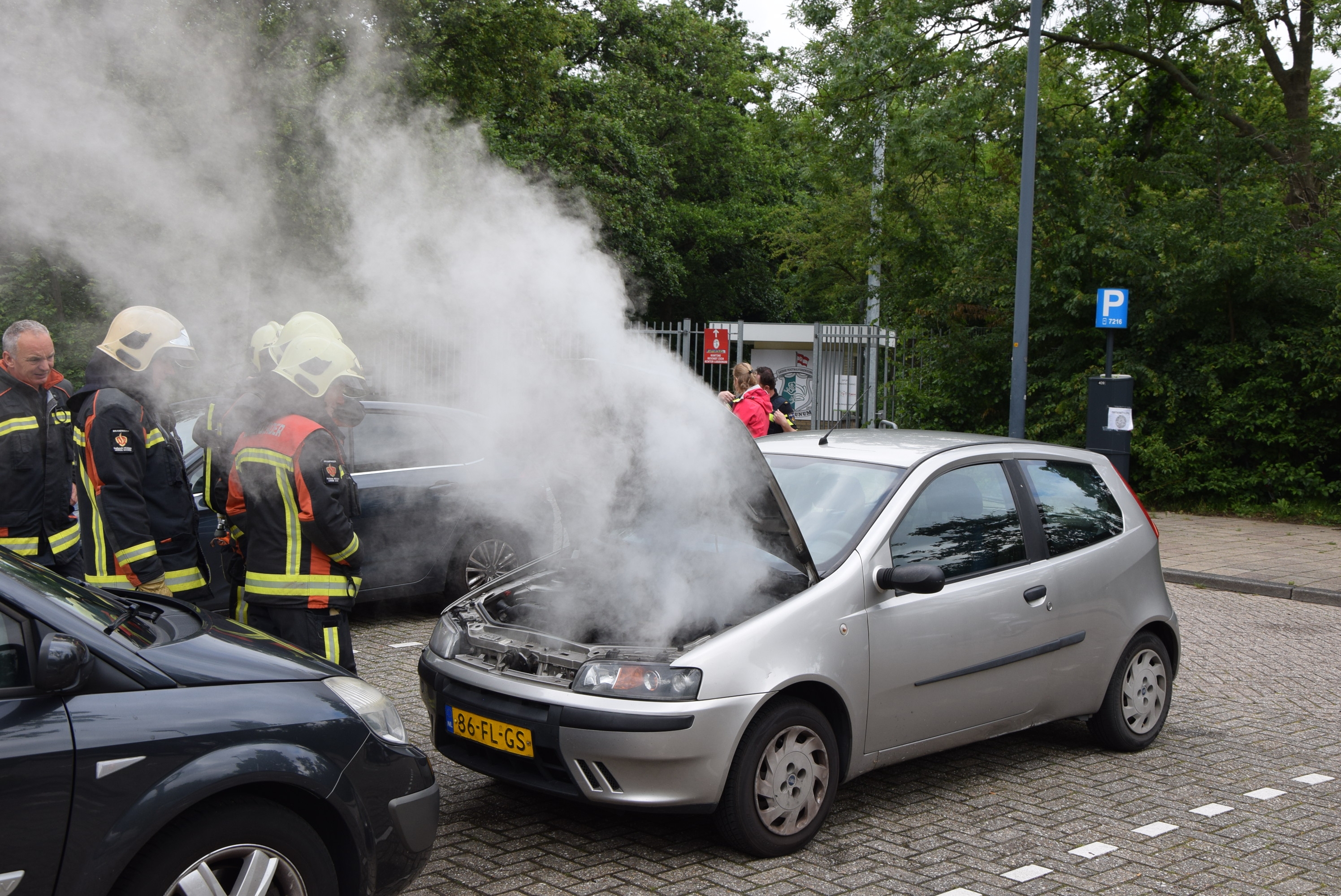 Oververhitte motor staat te roken, Oegstgeesterweg in Leiden