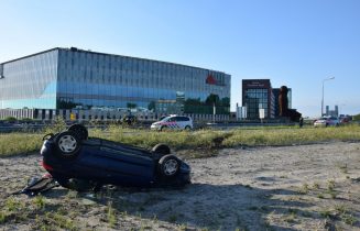 Auto raakt van de weg en slaat over de kop, Rijksweg A44 in Leiden