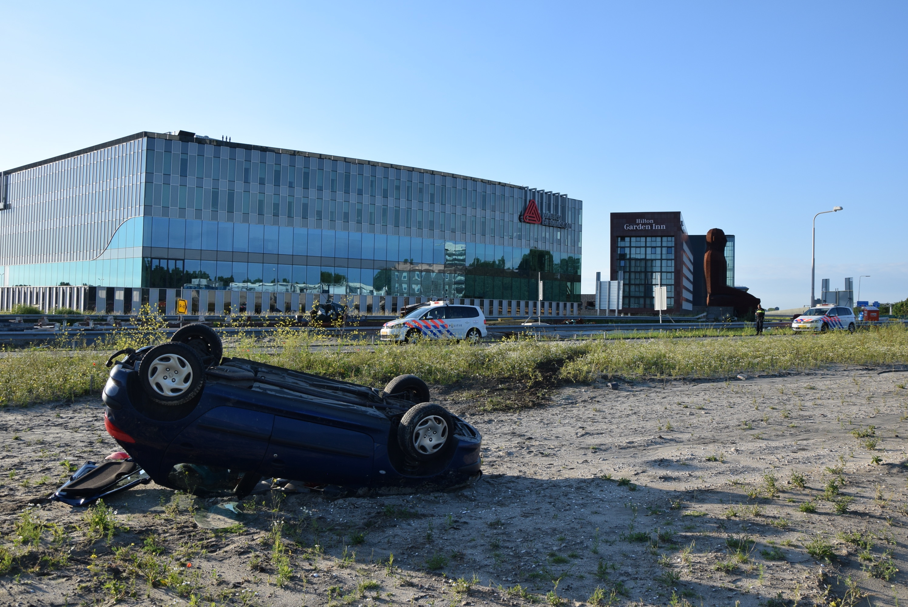 Auto raakt van de weg en slaat over de kop, Rijksweg A44 in Leiden
