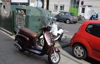 Twee gewonden bij botsing tussen scooterrijders, Wolmaransstraat in Leiden
