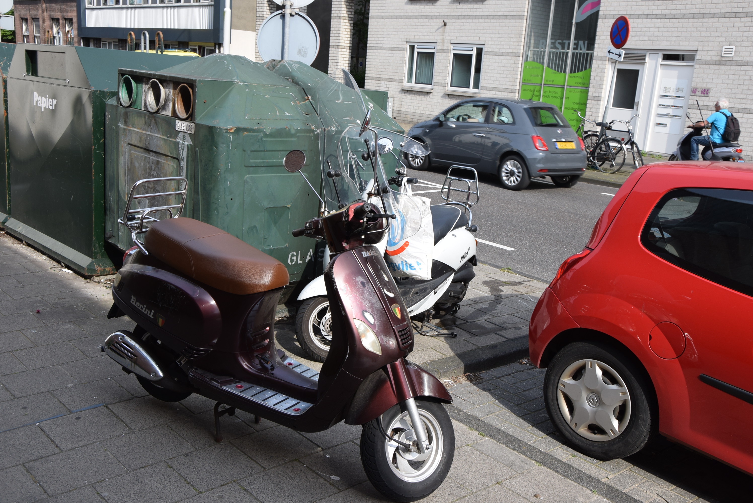 Twee gewonden bij botsing tussen scooterrijders, Wolmaransstraat in Leiden