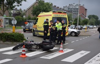 Motorrijder gewond na botsing met auto, Van der Valk Boumanweg in Leiderdorp