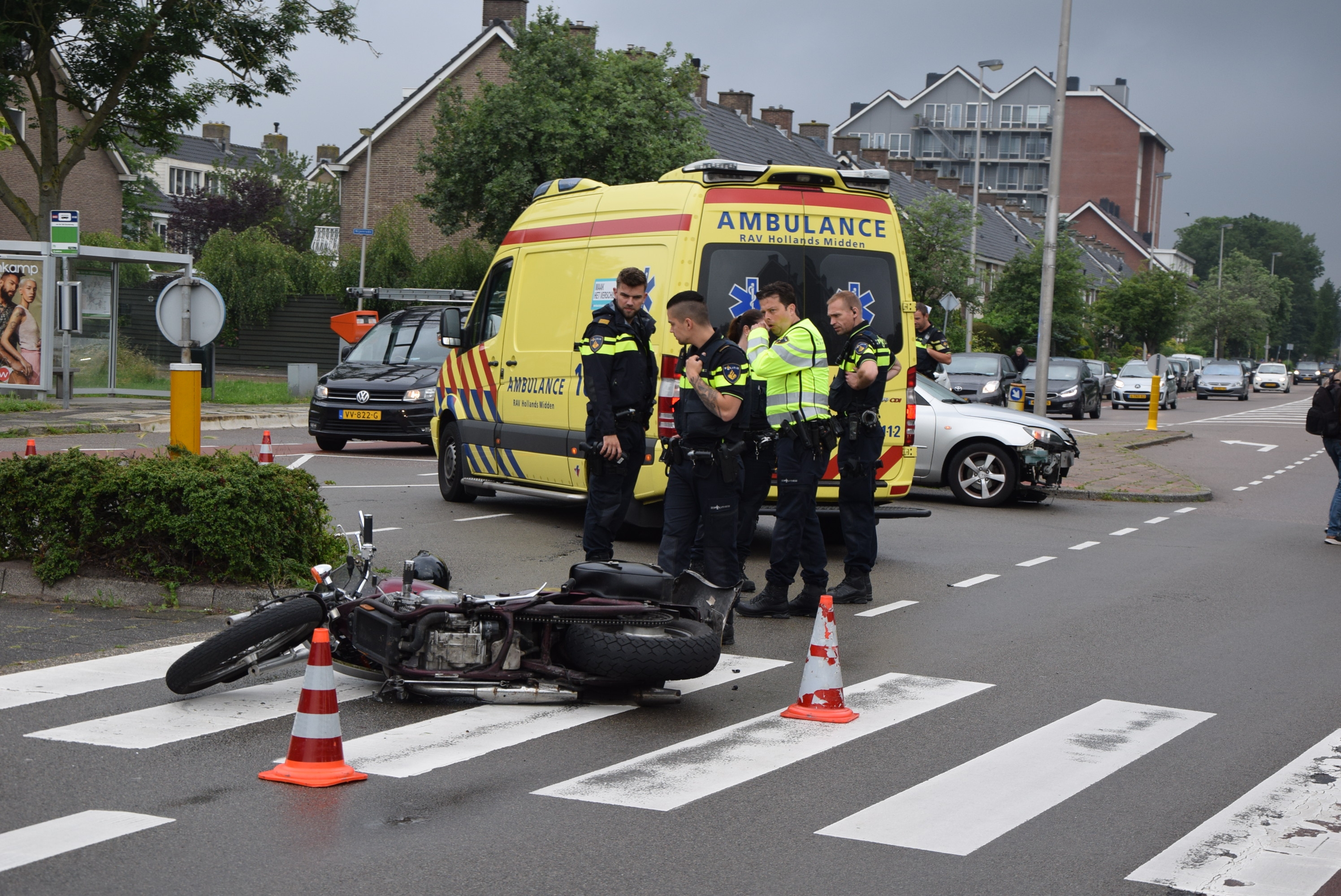 Motorrijder gewond na botsing met auto, Van der Valk Boumanweg in Leiderdorp