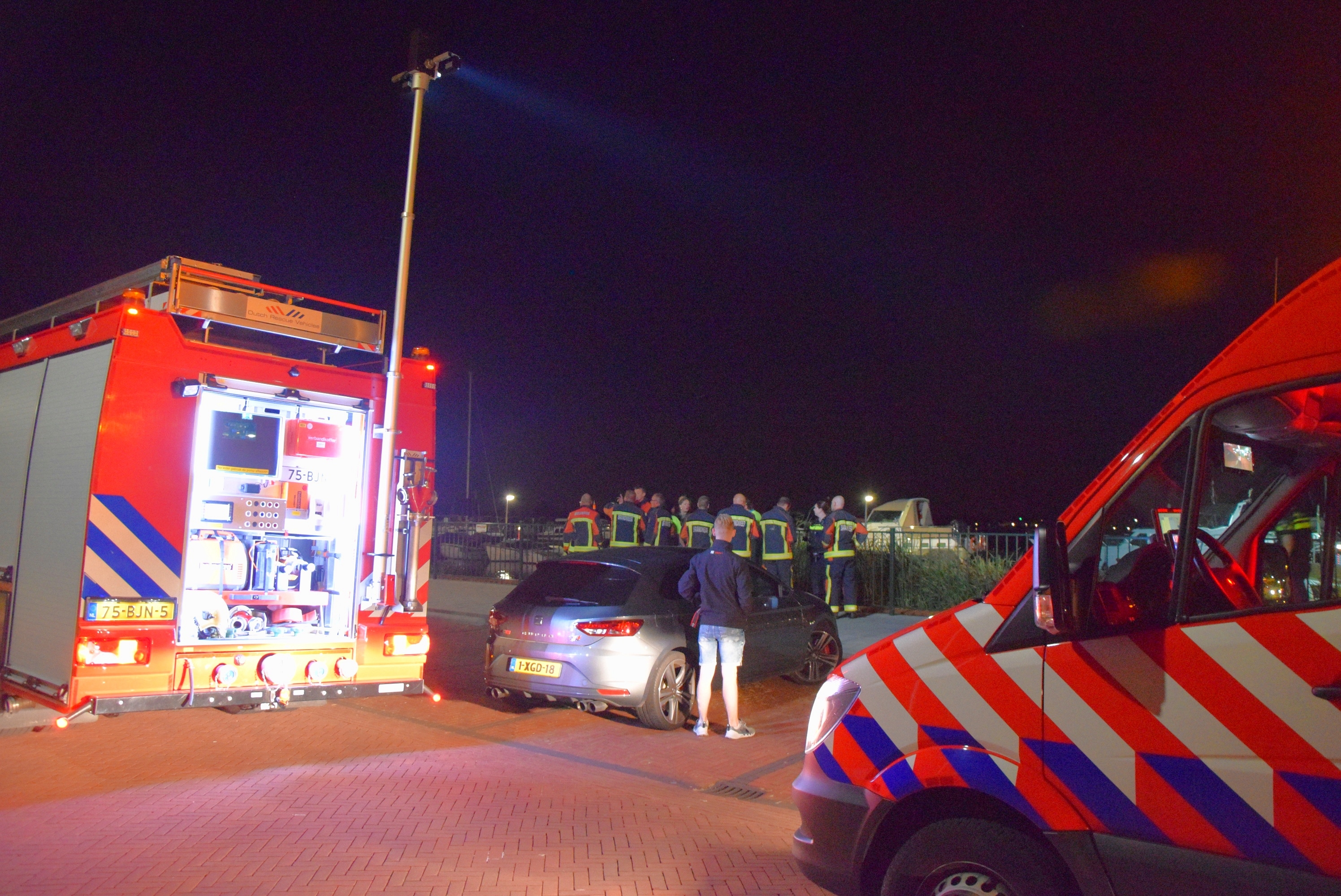 Grote zoekactie naar persoon te water, Boomgaardlaan in Leiderdorp