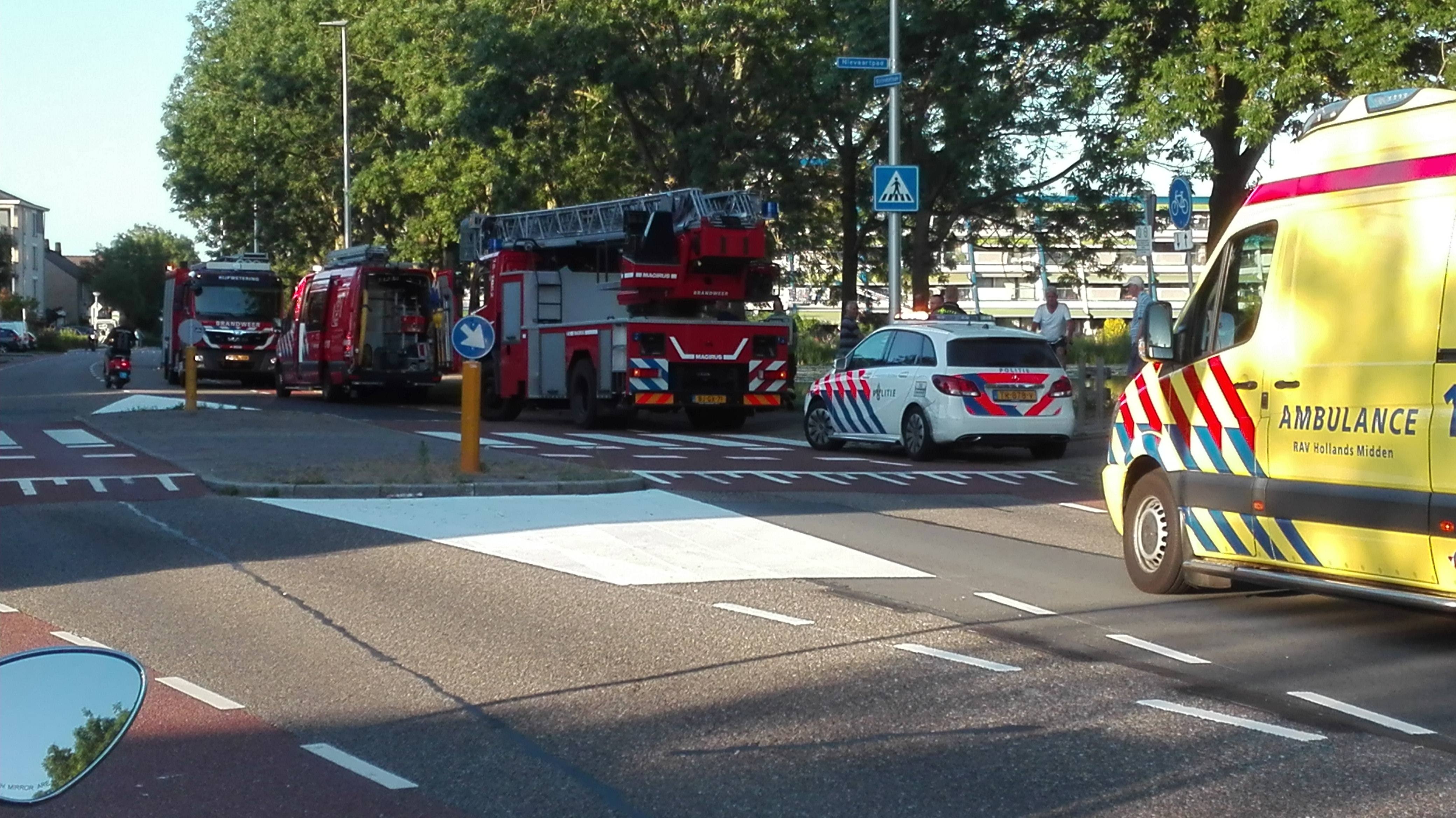 Persoon komt vast te zitten in drijfzand, Buitenhoflaan in Leiderdorp