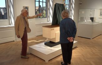 Bob-en-Joke-mogen-alvast-een-kijkje-nemen-in-het-vernieuwde-museum-Foto-Omroep-West