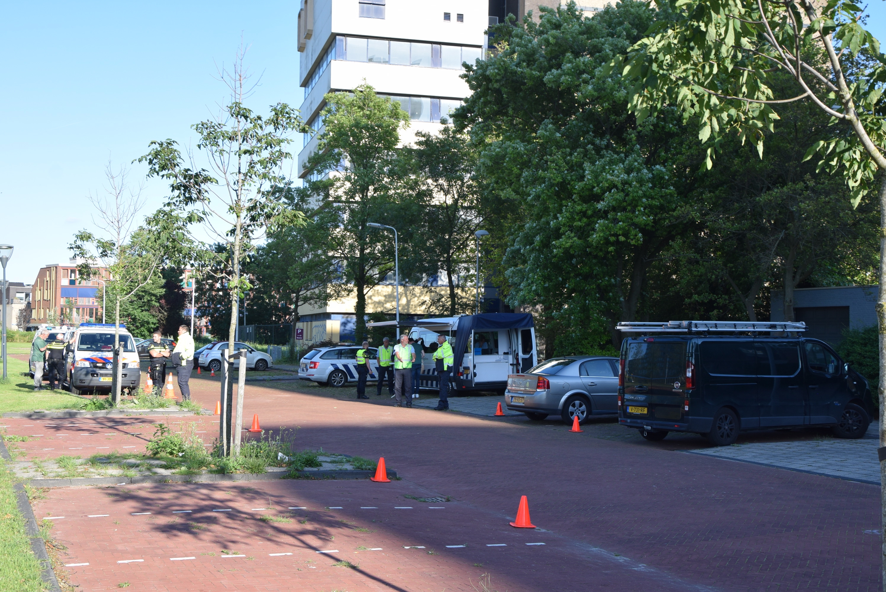 Zeventien voertuigen en ruim 62.000 euro in beslag genomen bij grote controle, Willem de Zwijgerlaan in Leiden