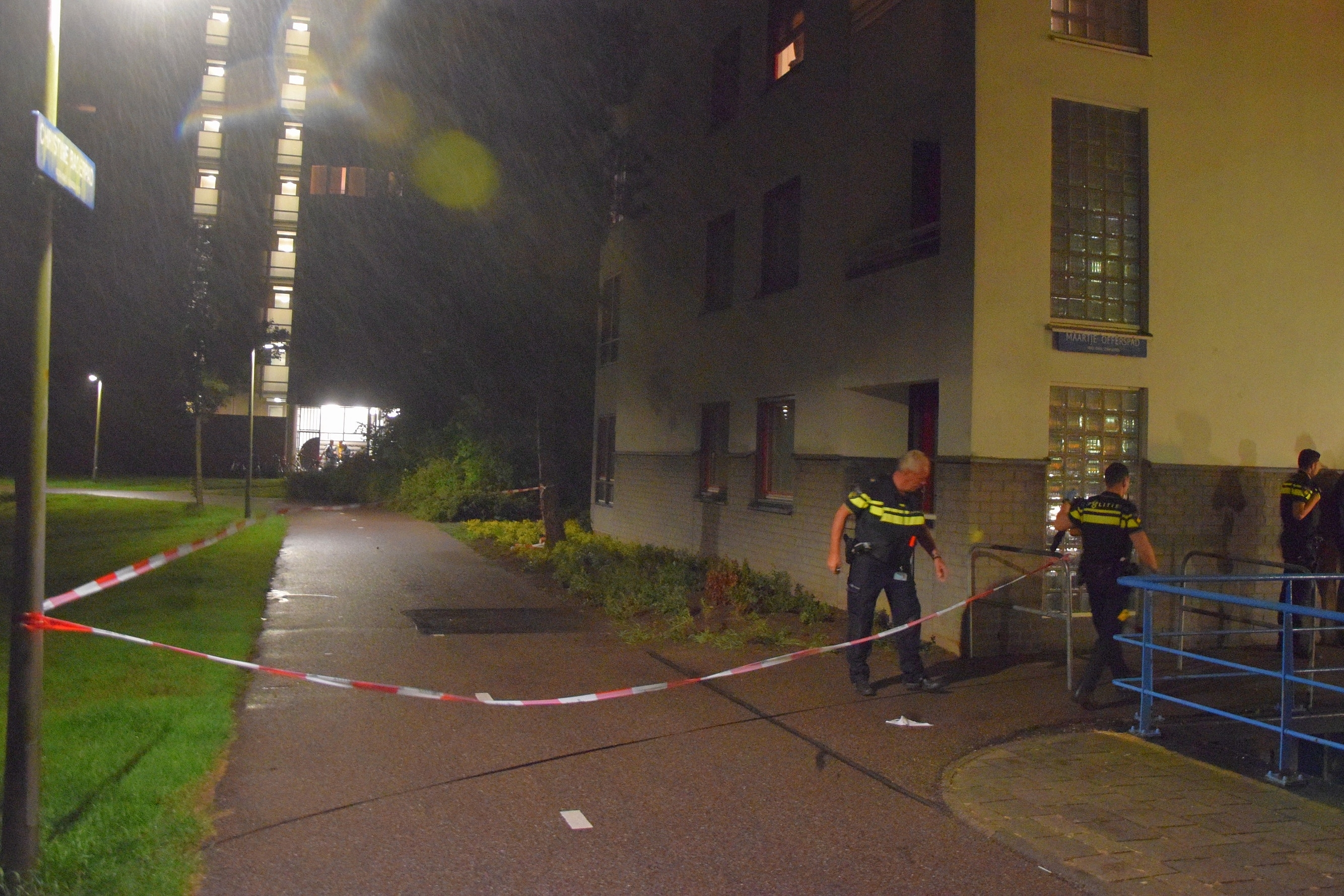 Persoon valt uit raam en raakt gewond, Maartje Offerspad in Leiden