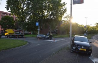 Flinke schade na botsing op kruising, Doctor Lelylaan - N206 in Leiden