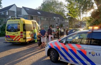 Twee gewonden na botsing met auto, Oranjeboomstraat in Voorschoten