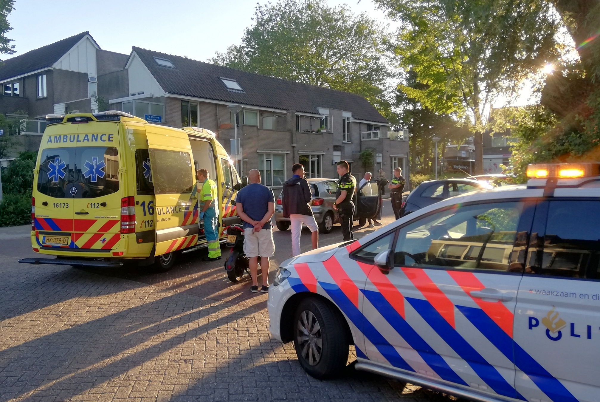 Twee gewonden na botsing met auto, Oranjeboomstraat in Voorschoten