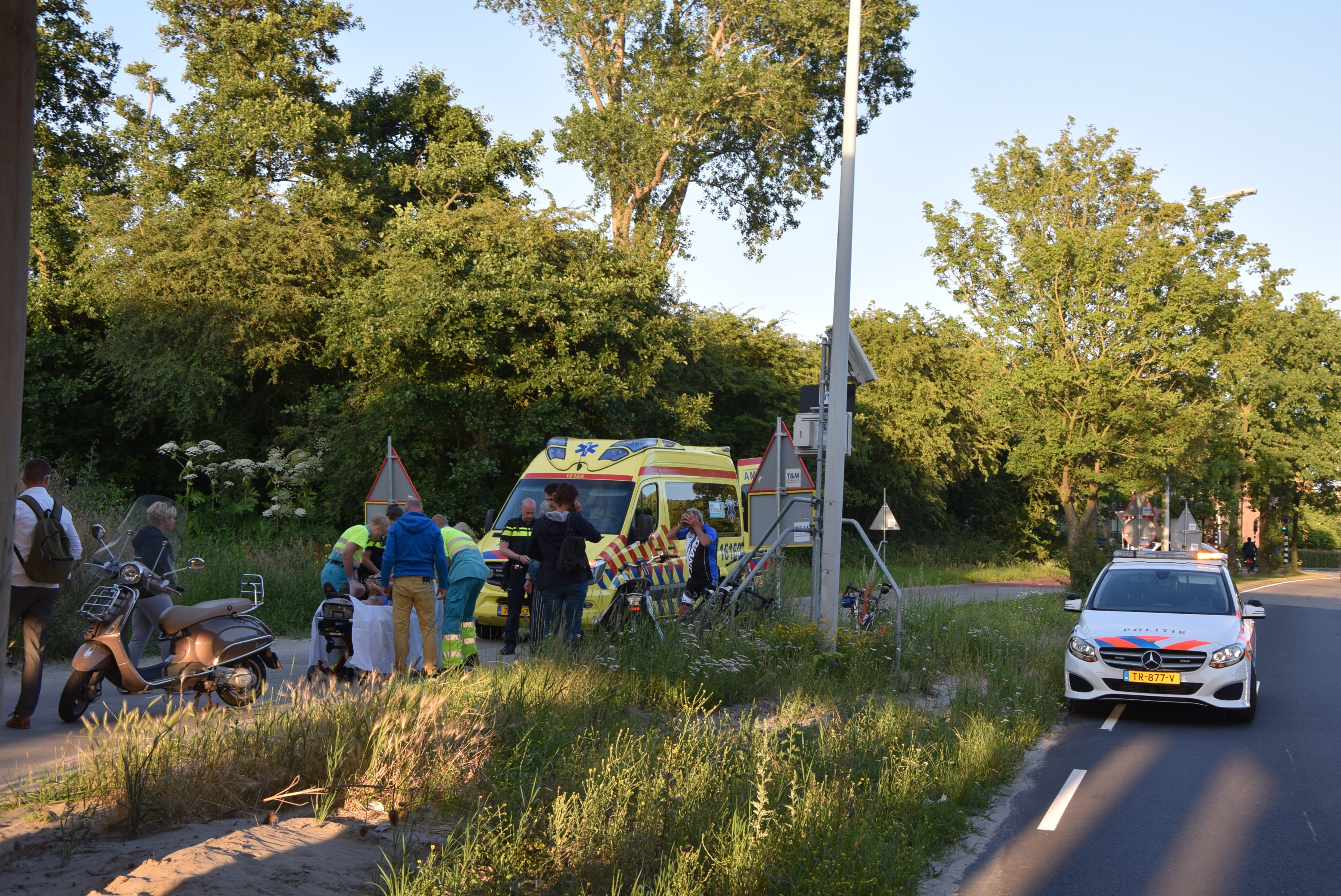 Scooterrijder aangehouden na aanrijding, Ommedijkseweg in Leiden