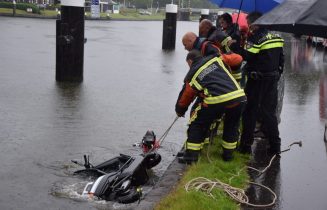 Scooterrijder belandt met scooter en al in het kanaal, Vlietweg in Leiden