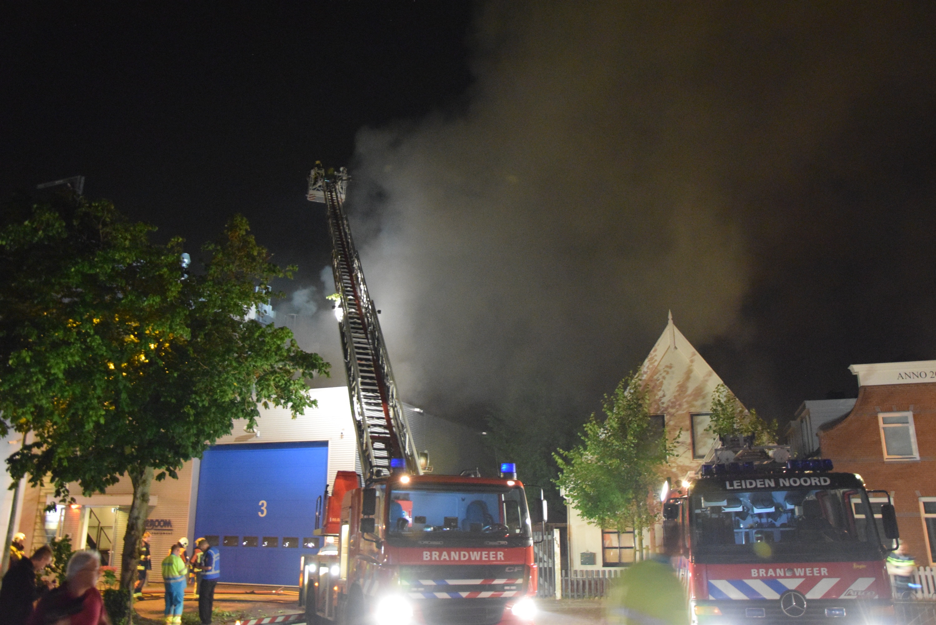Zeer grote brand in bedrijfspand, Hoge Morsweg in Leiden