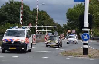 Meer als 150 mini's rijden begeleid door de politie heel de regio rond, Persant Snoepweg in Leiderdorp