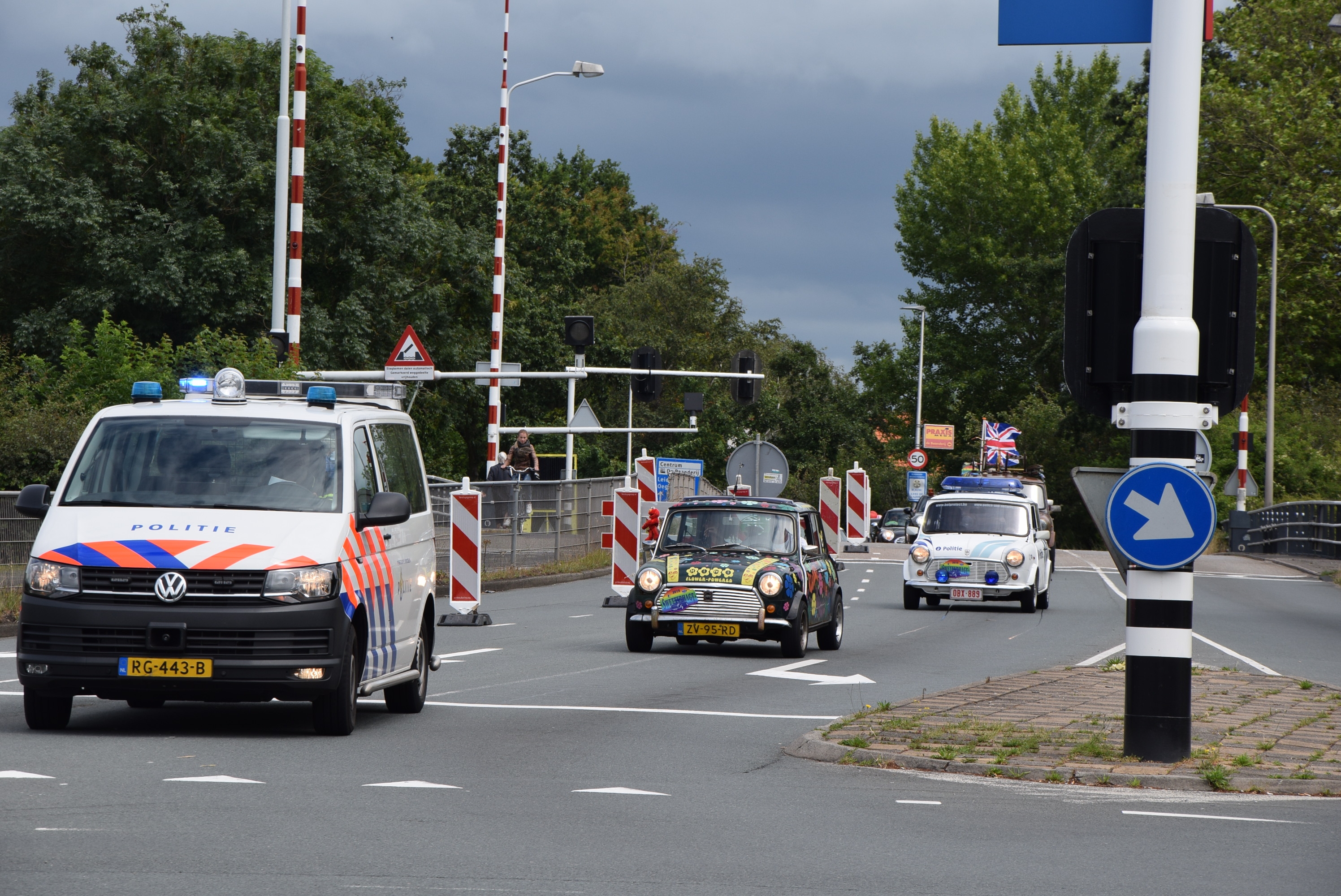 Meer als 150 mini's rijden begeleid door de politie heel de regio rond, Persant Snoepweg in Leiderdorp