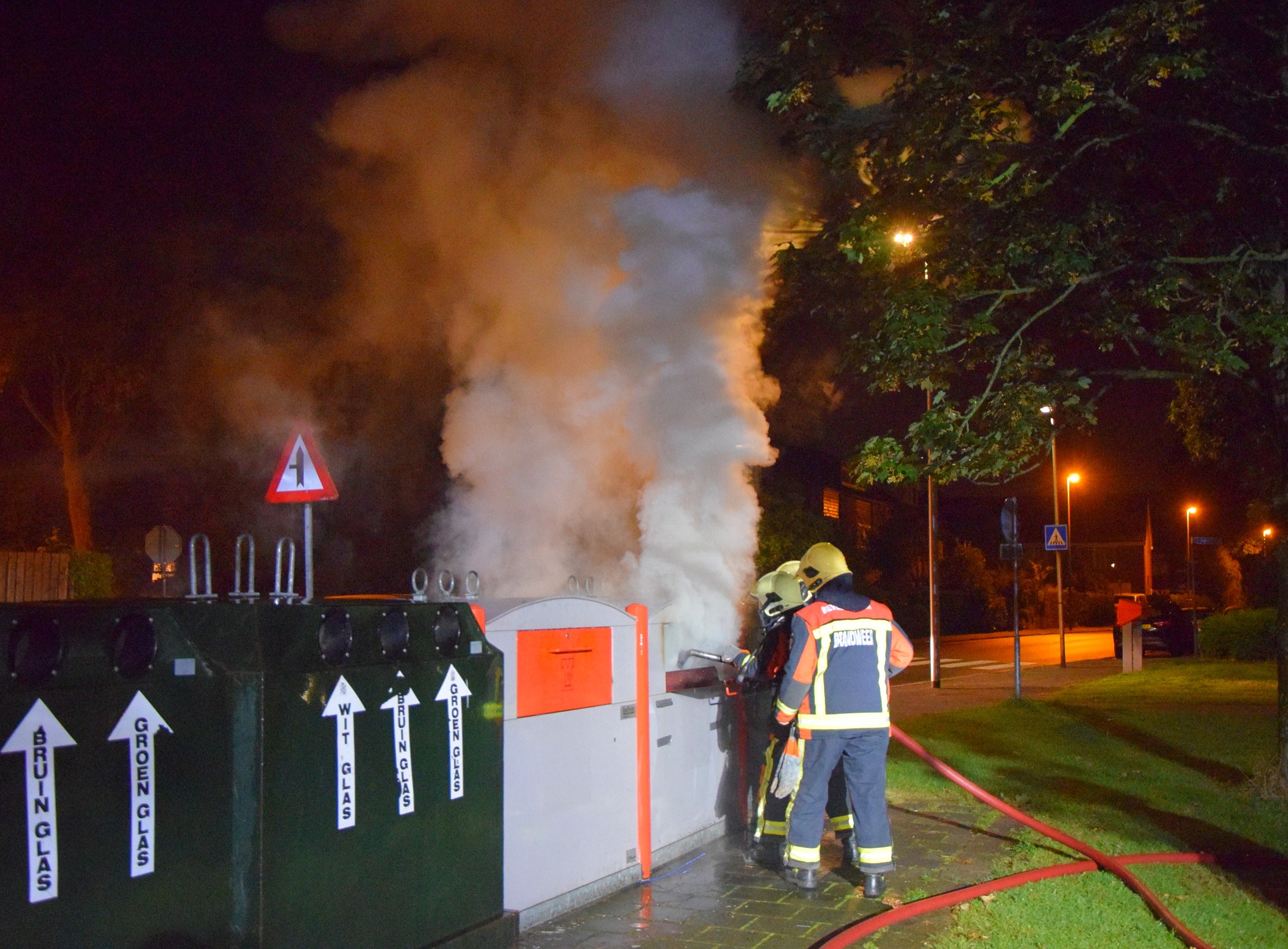 Container vliegt spontaan in brand, Voorhoflaan in Leiderdorp