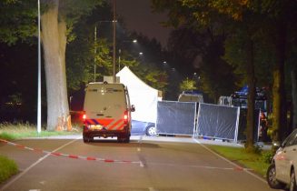 Automobilist komt om bij botsing tegen boom, Kanaalweg in Leiden