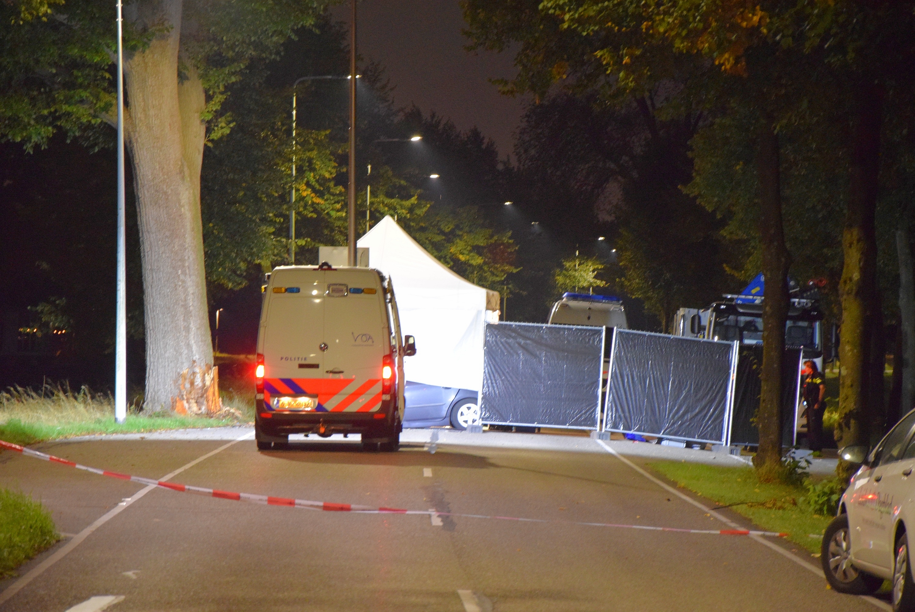 Automobilist komt om bij botsing tegen boom, Kanaalweg in Leiden
