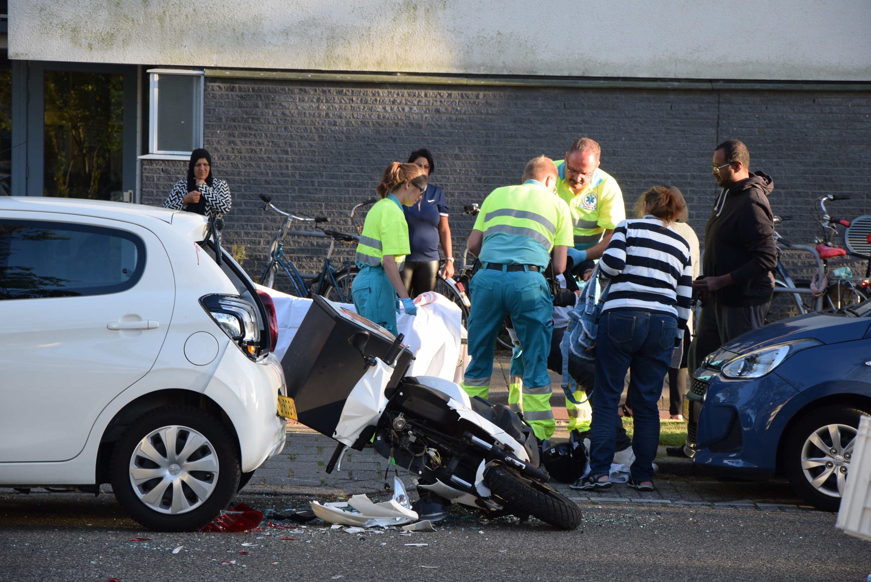 Maaltijdbezorger gewond na ongeval, Vijf Meilaan in Leiden