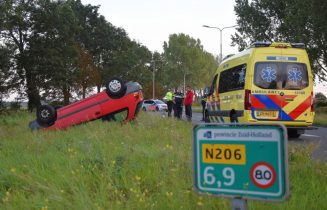 Auto vliegt uit de bocht en slaat over de kop, Doctor Kortmannstraat - N206 in Zoeterwoude