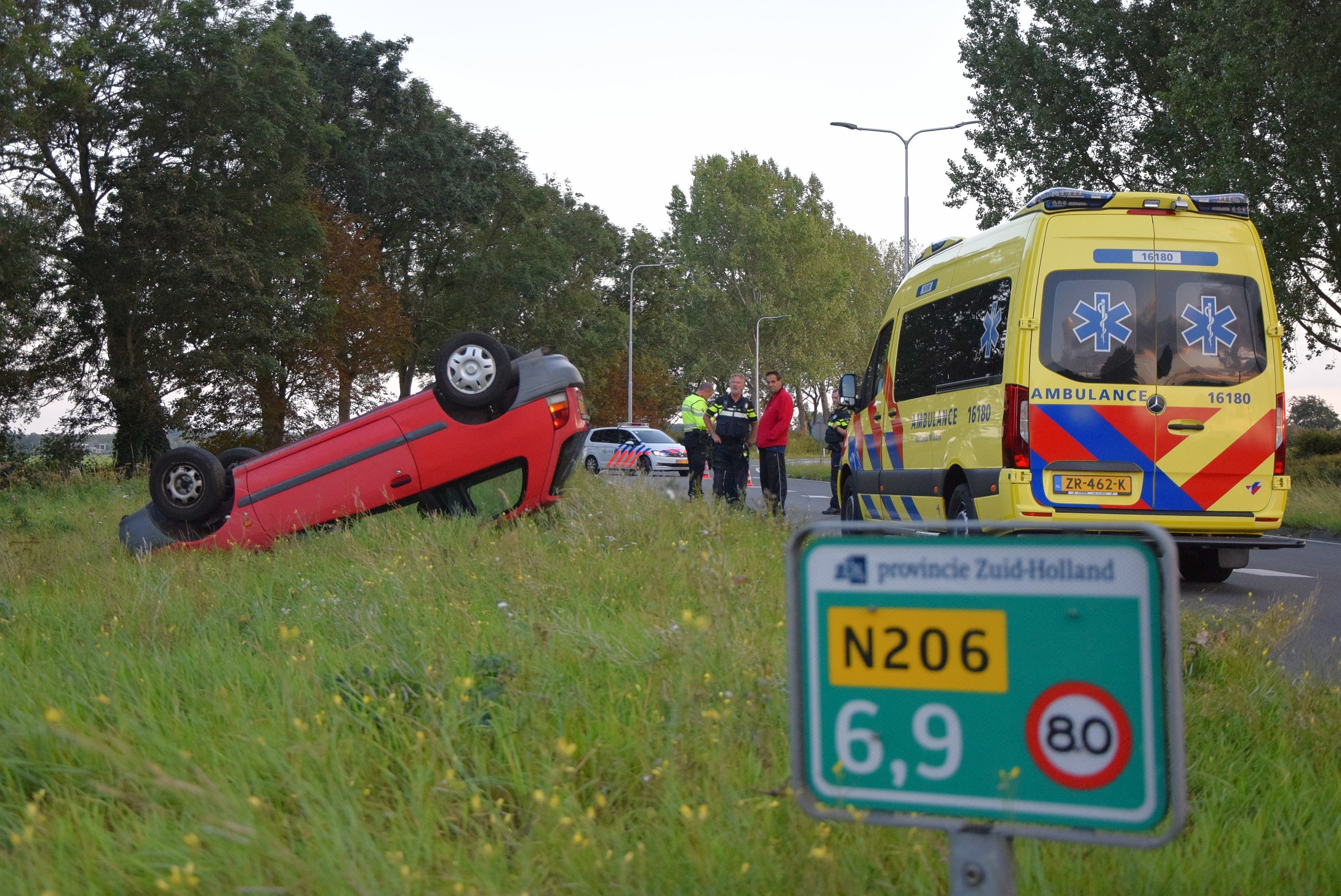 Auto vliegt uit de bocht en slaat over de kop, Doctor Kortmannstraat - N206 in Zoeterwoude