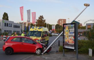 Automobiliste botst op lantaarnpaal, Rietschans in Leiderdorp