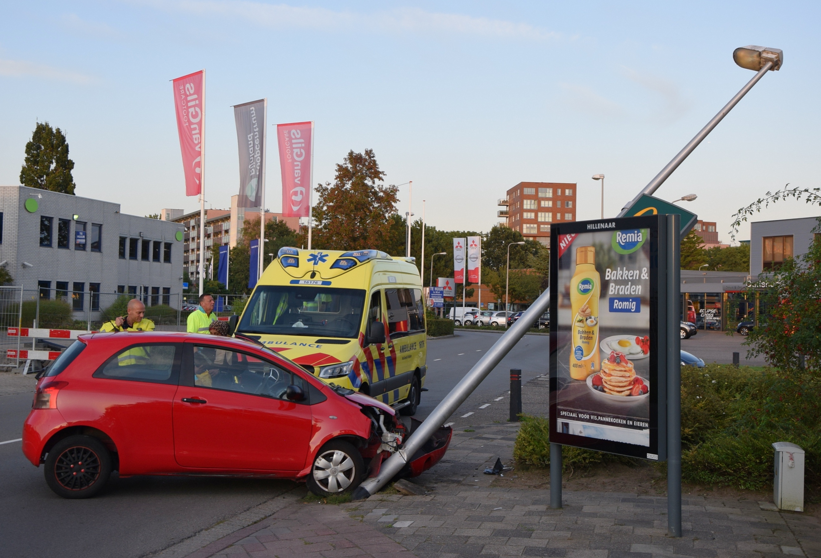 Automobiliste botst op lantaarnpaal, Rietschans in Leiderdorp