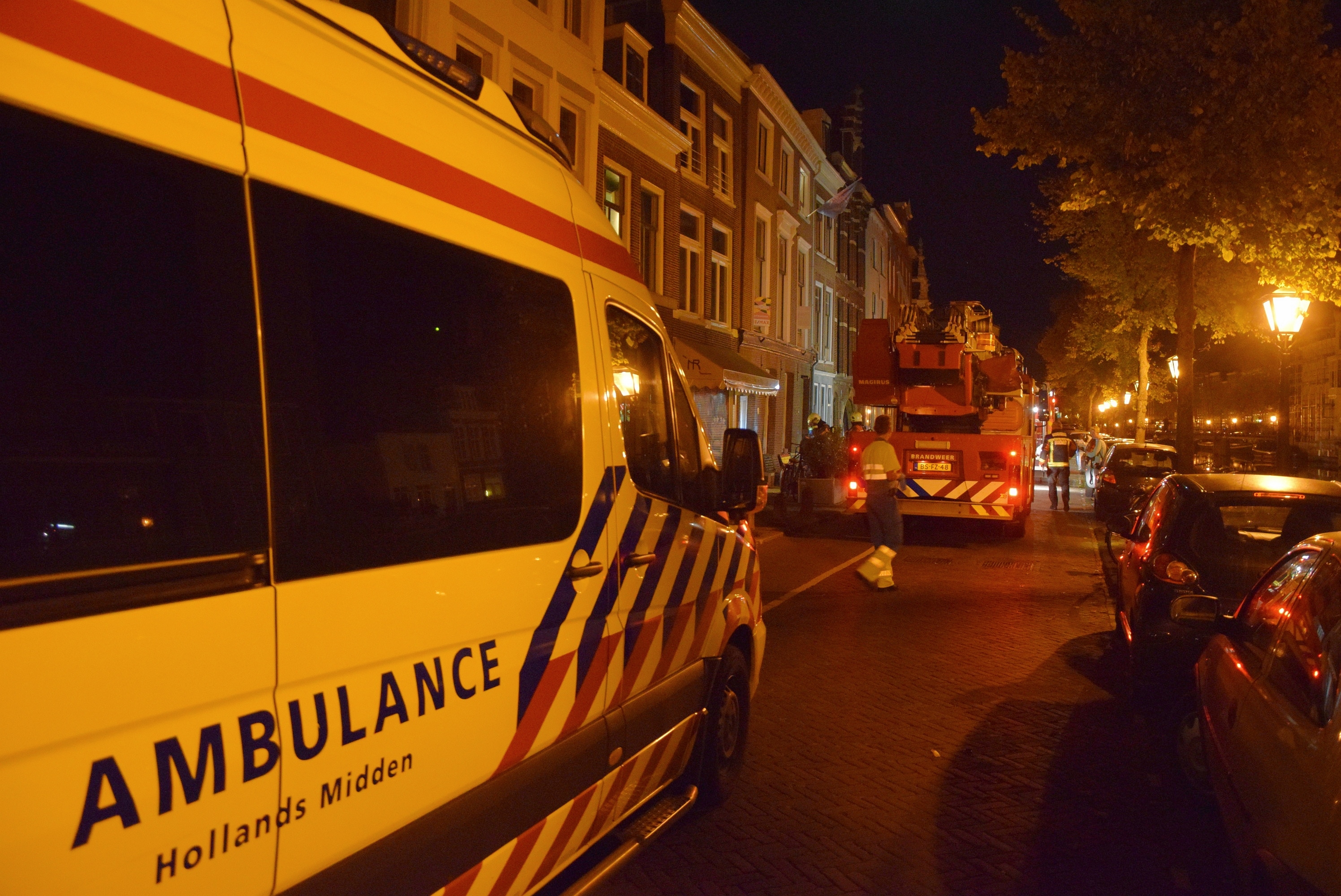 Studentenhuis ontruimd door uitslaande brand, Nieuwe Rijn in Leiden