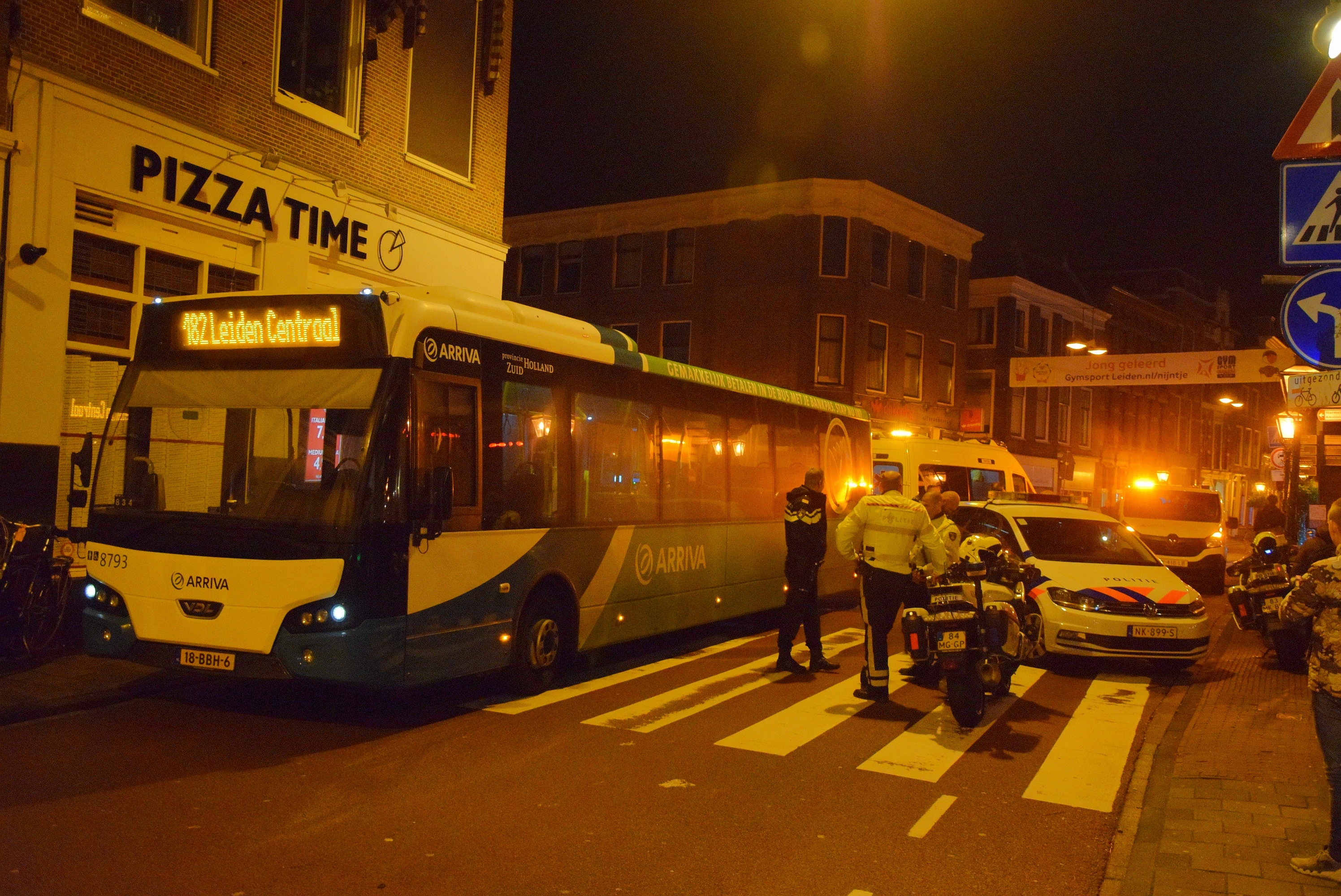 Fietser aangereden door stadbus, Noordeinde in Leiden