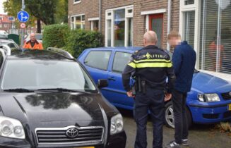 Automobilist belandt in voortuin, Louise de Colignylaan in Voorschoten