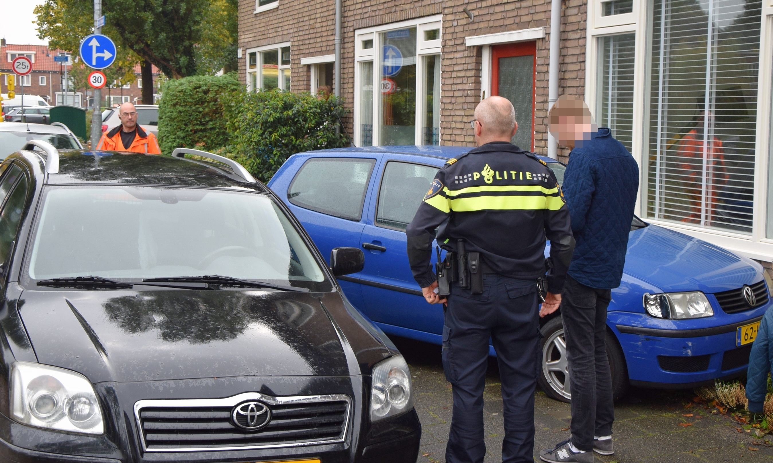 Automobilist belandt in voortuin, Louise de Colignylaan in Voorschoten