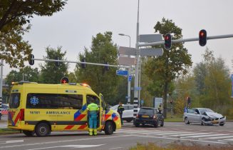 Flinke schade na botsing tussen twee personenautos, Willem de Zwijgerlaan in Leiden