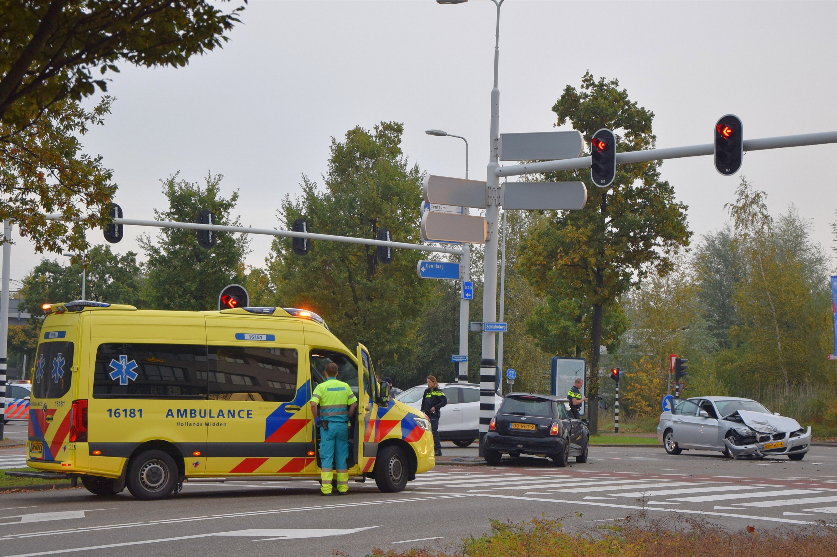 Flinke schade na botsing tussen twee personenautos, Willem de Zwijgerlaan in Leiden