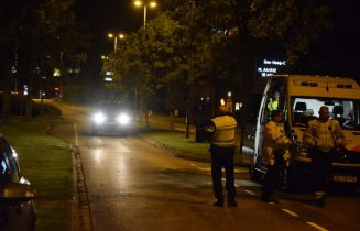 Bestuurders lopen tegen lamp bij alcoholcontrole, Haagweg in Leiden