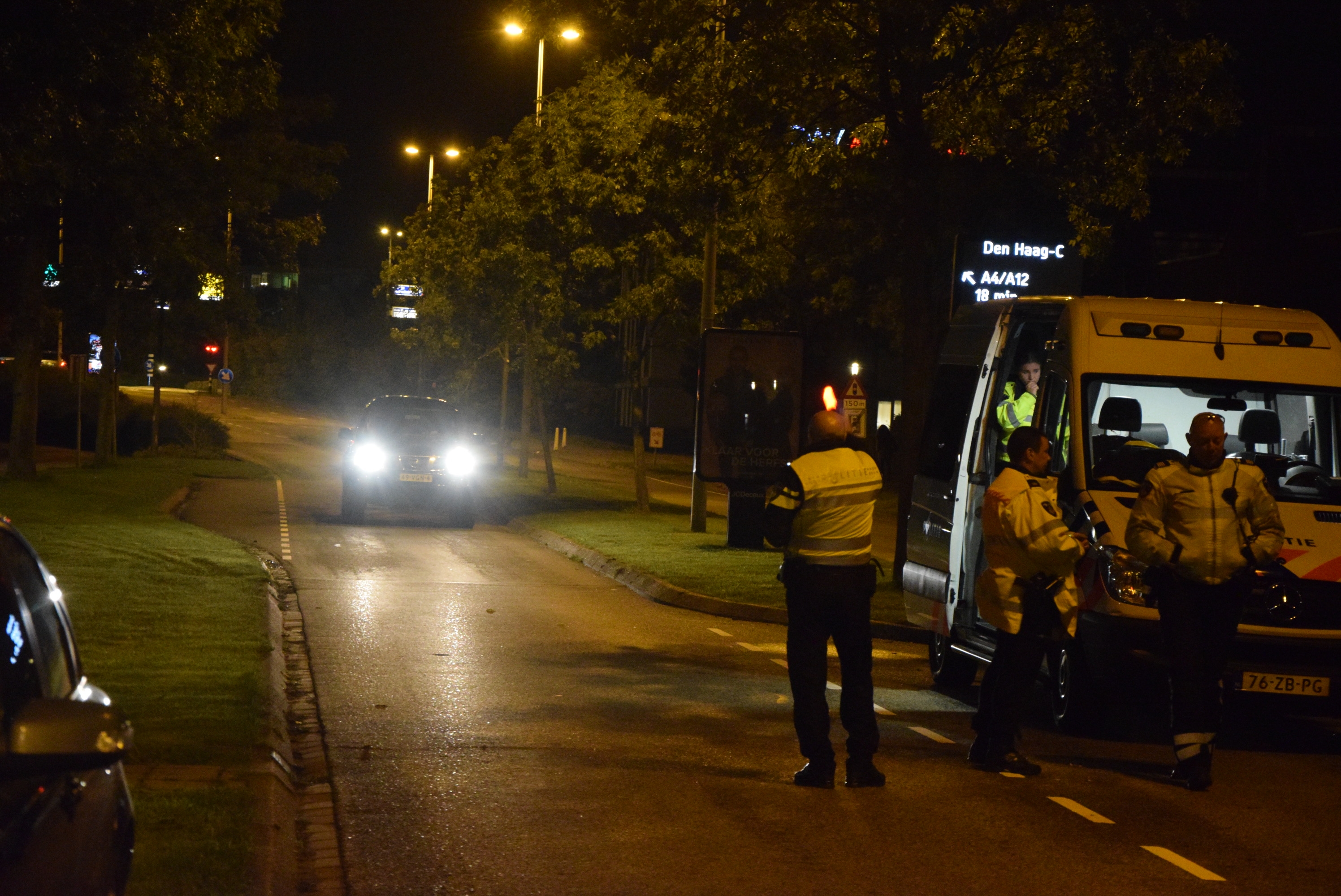 Bestuurders lopen tegen lamp bij alcoholcontrole, Haagweg in Leiden