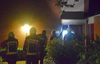 Brandweer doet onderzoek na brandmelding, Meyerbeerpad in Leiden
