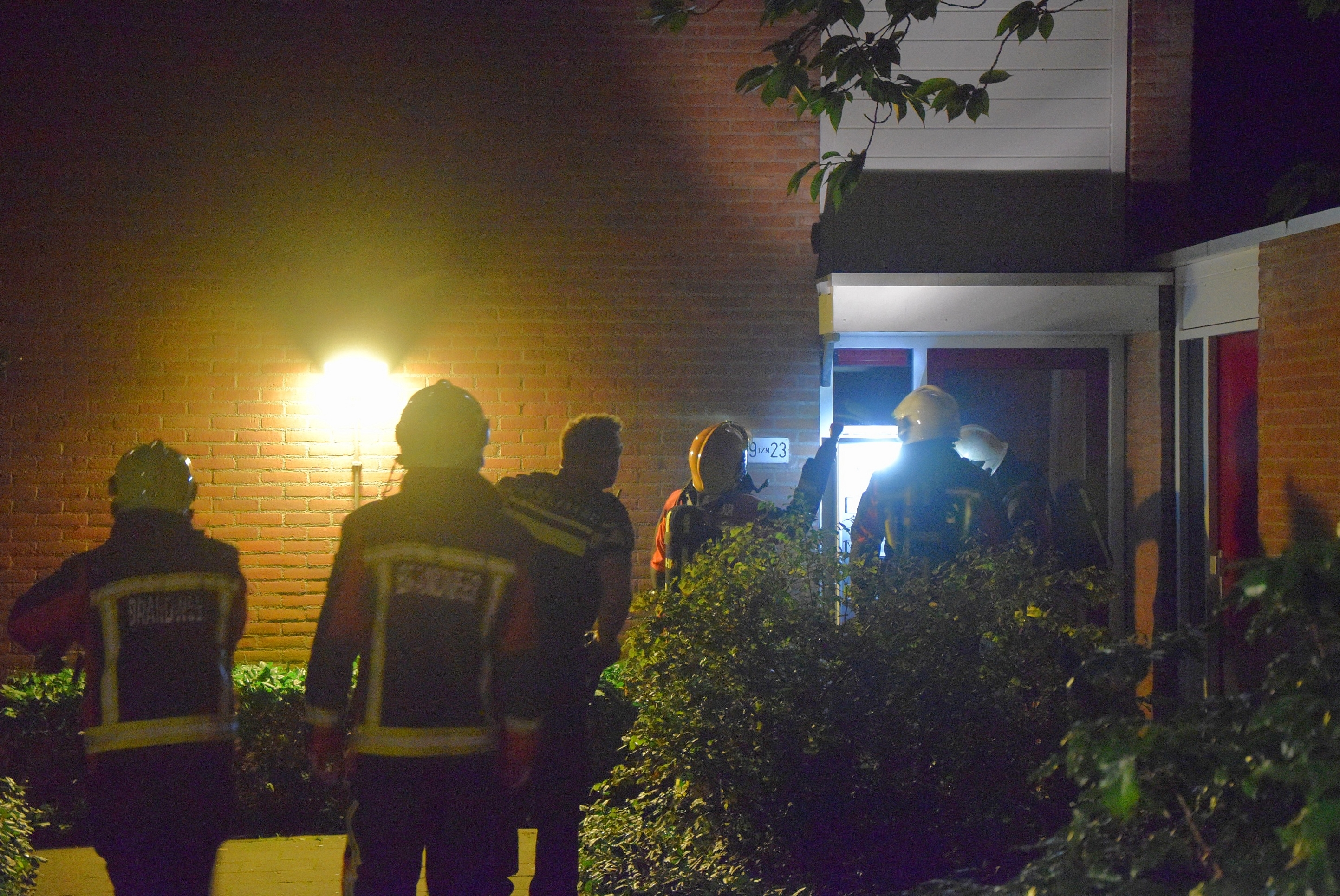 Brandweer doet onderzoek na brandmelding, Meyerbeerpad in Leiden