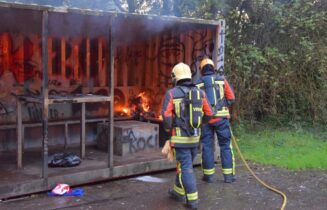 Afval brand in jongeren container, Bloemerd in Leiderdorp