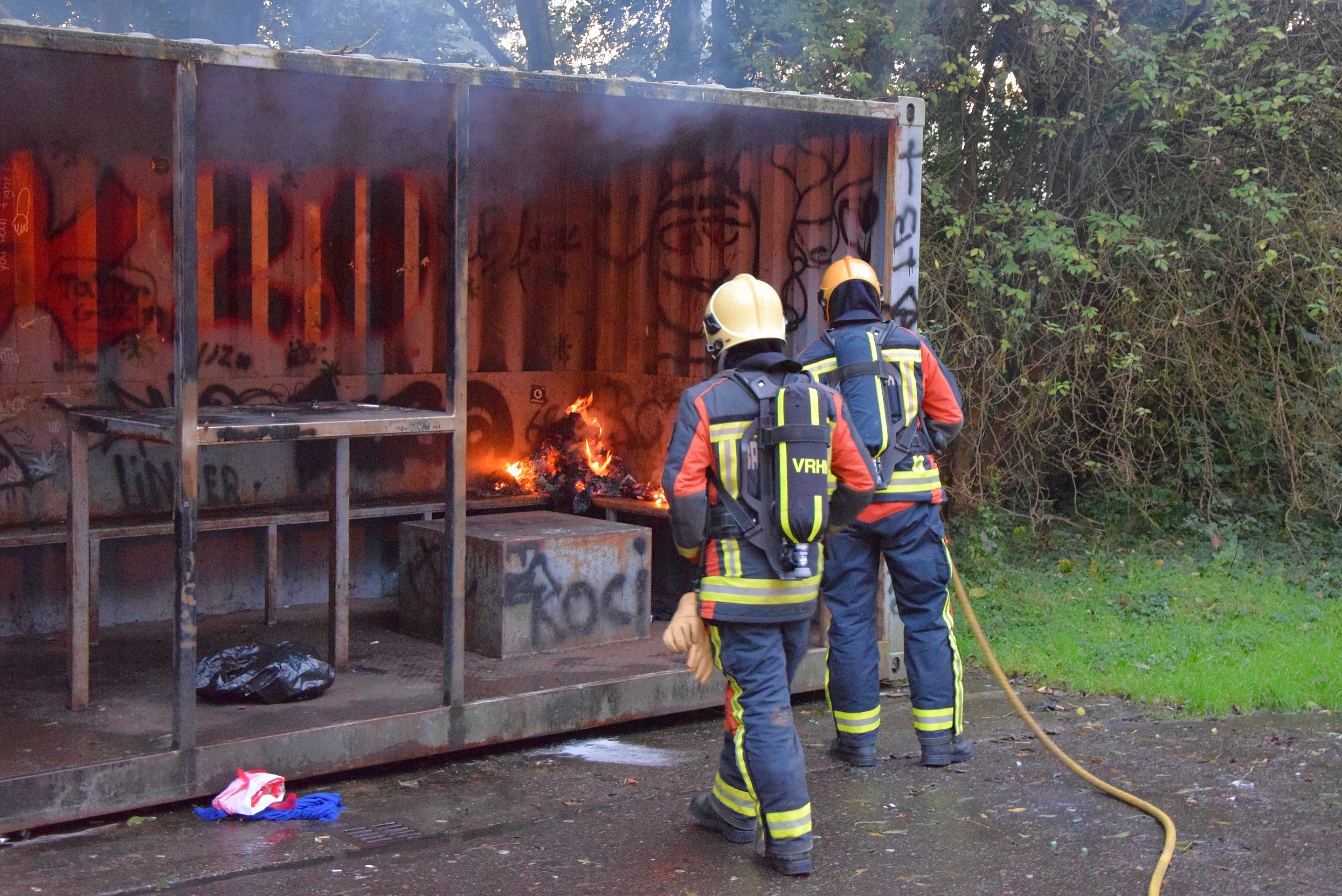 Afval brand in jongeren container, Bloemerd in Leiderdorp