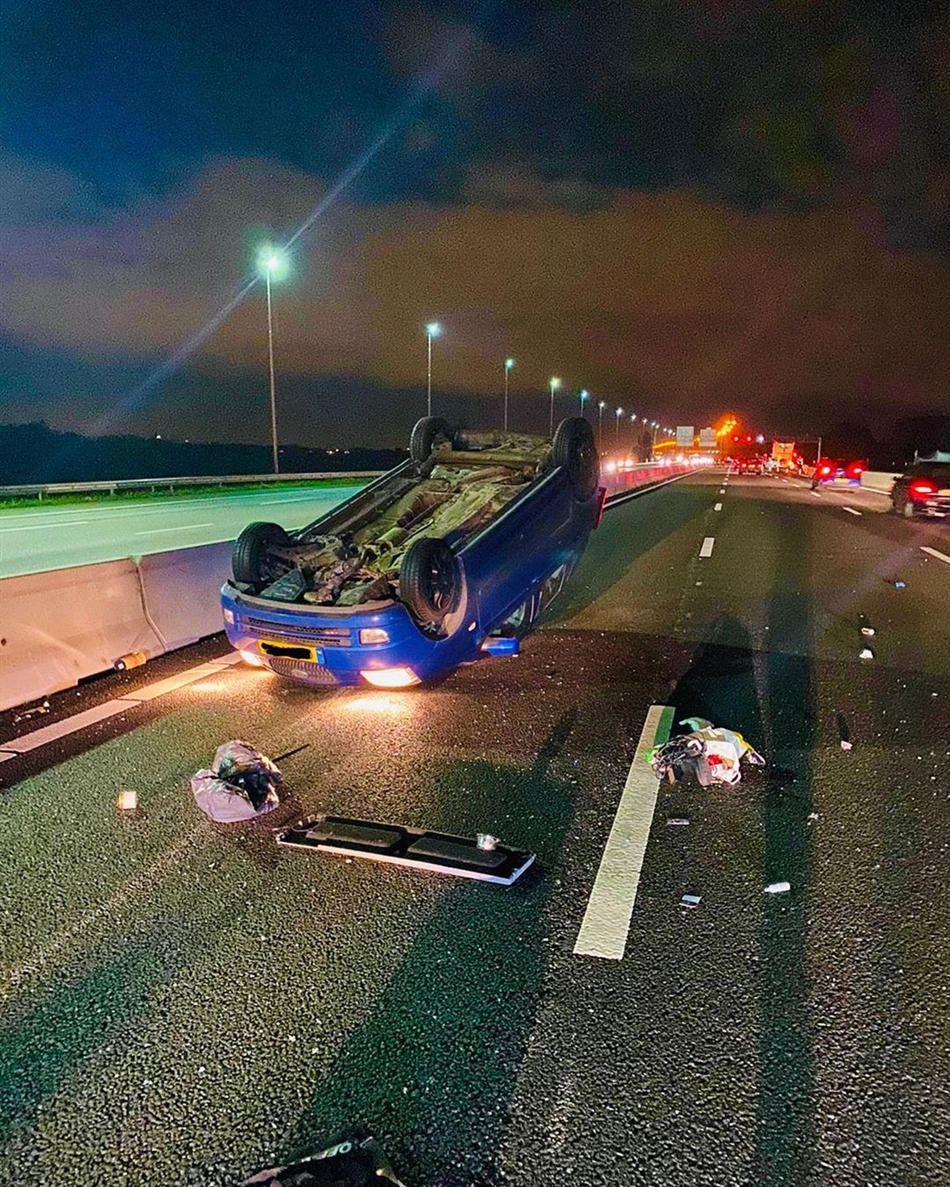 Auto over de kop a4
