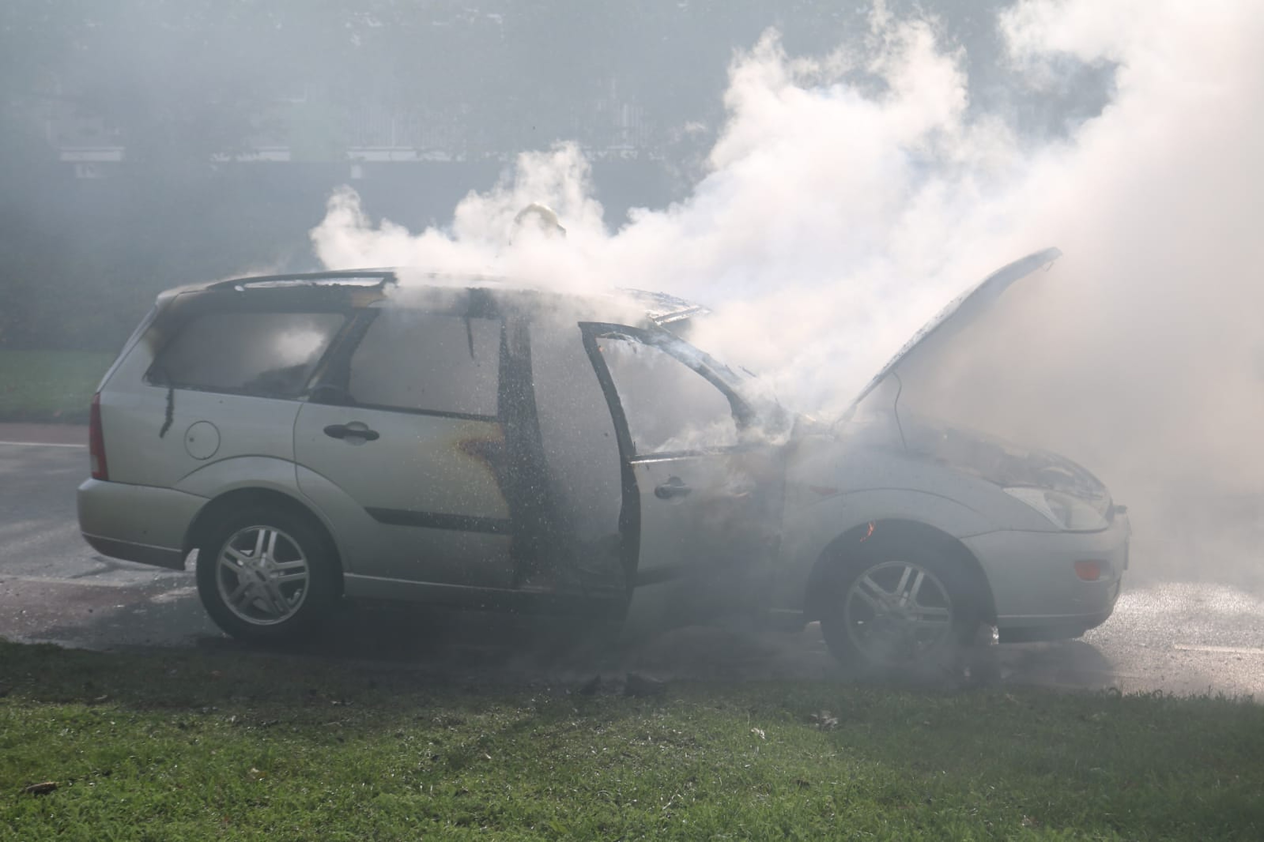 Personenauto brand volledig uit, Kennedylaan in Leiden