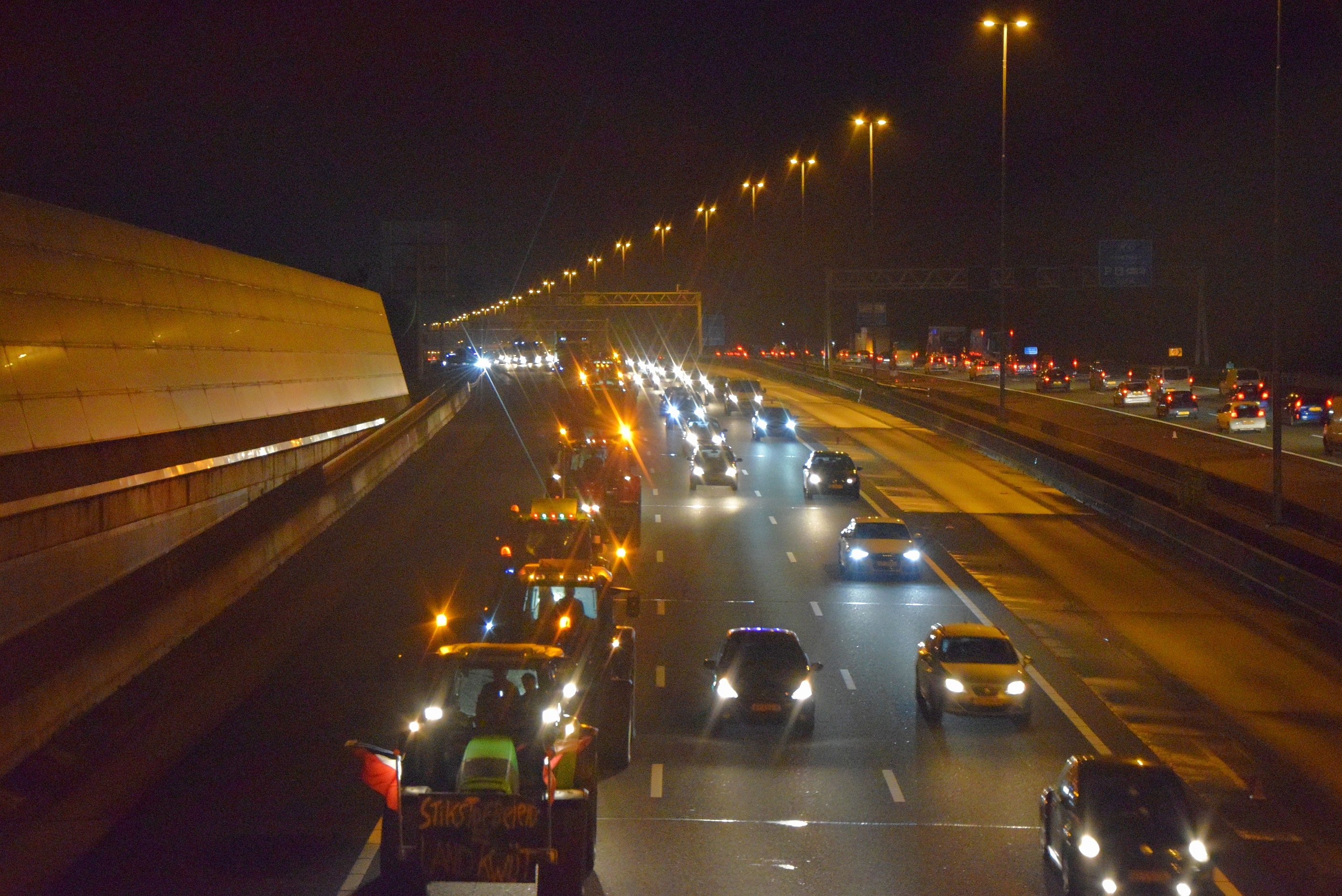 Eerste boeren over rijksweg A4 naar Den Haag, Rijksweg A4 in Leiderdorp