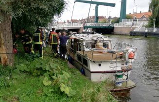 Brandweer pompt zinkende boot leeg, Admiraal Helfrichweg in Leiden