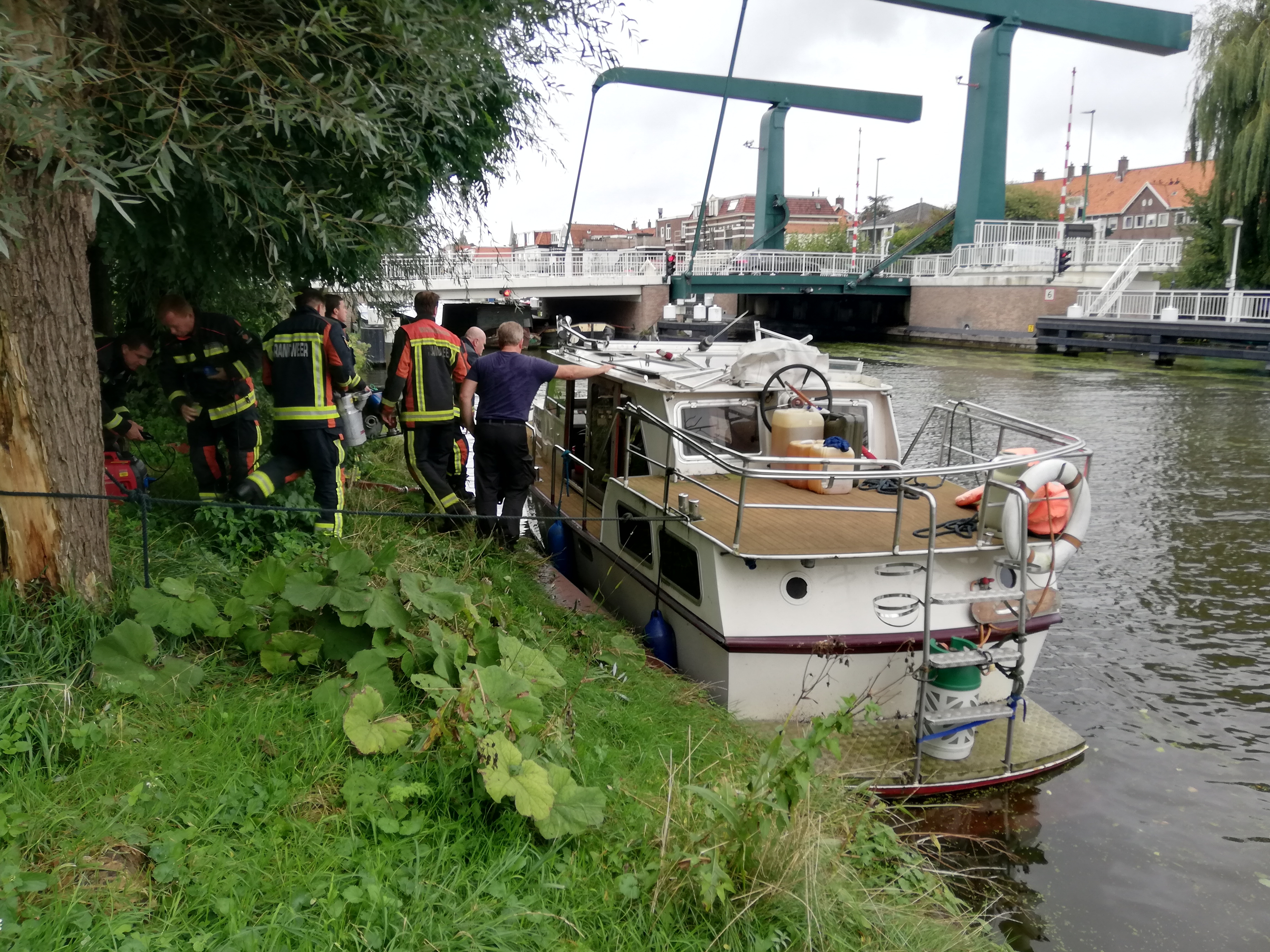 Brandweer pompt zinkende boot leeg, Admiraal Helfrichweg in Leiden