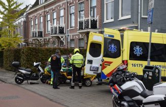 Automobilist ziet scooterrijder over het hoofd, Hoge Rijndijk in Leiden