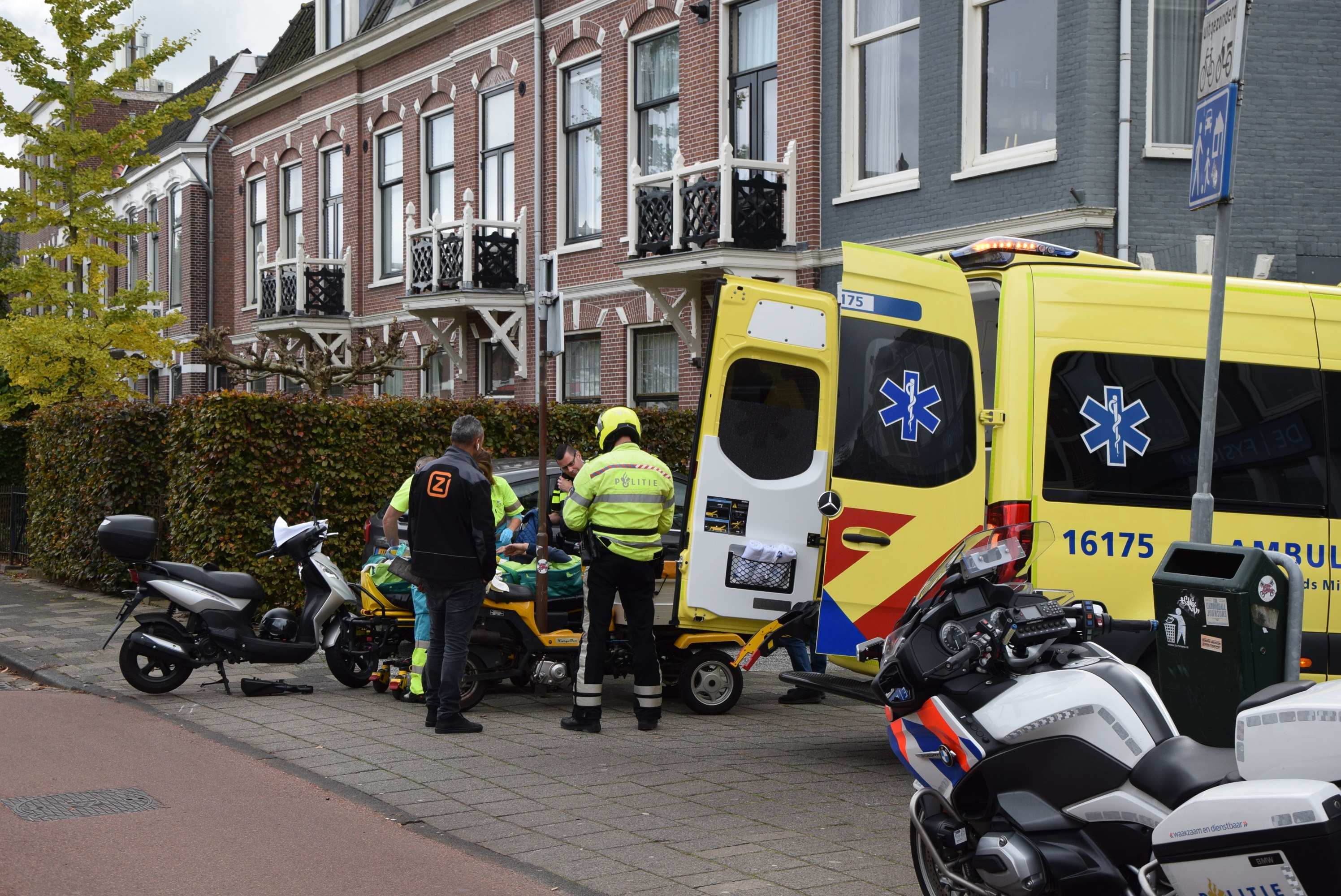 Automobilist ziet scooterrijder over het hoofd, Hoge Rijndijk in Leiden