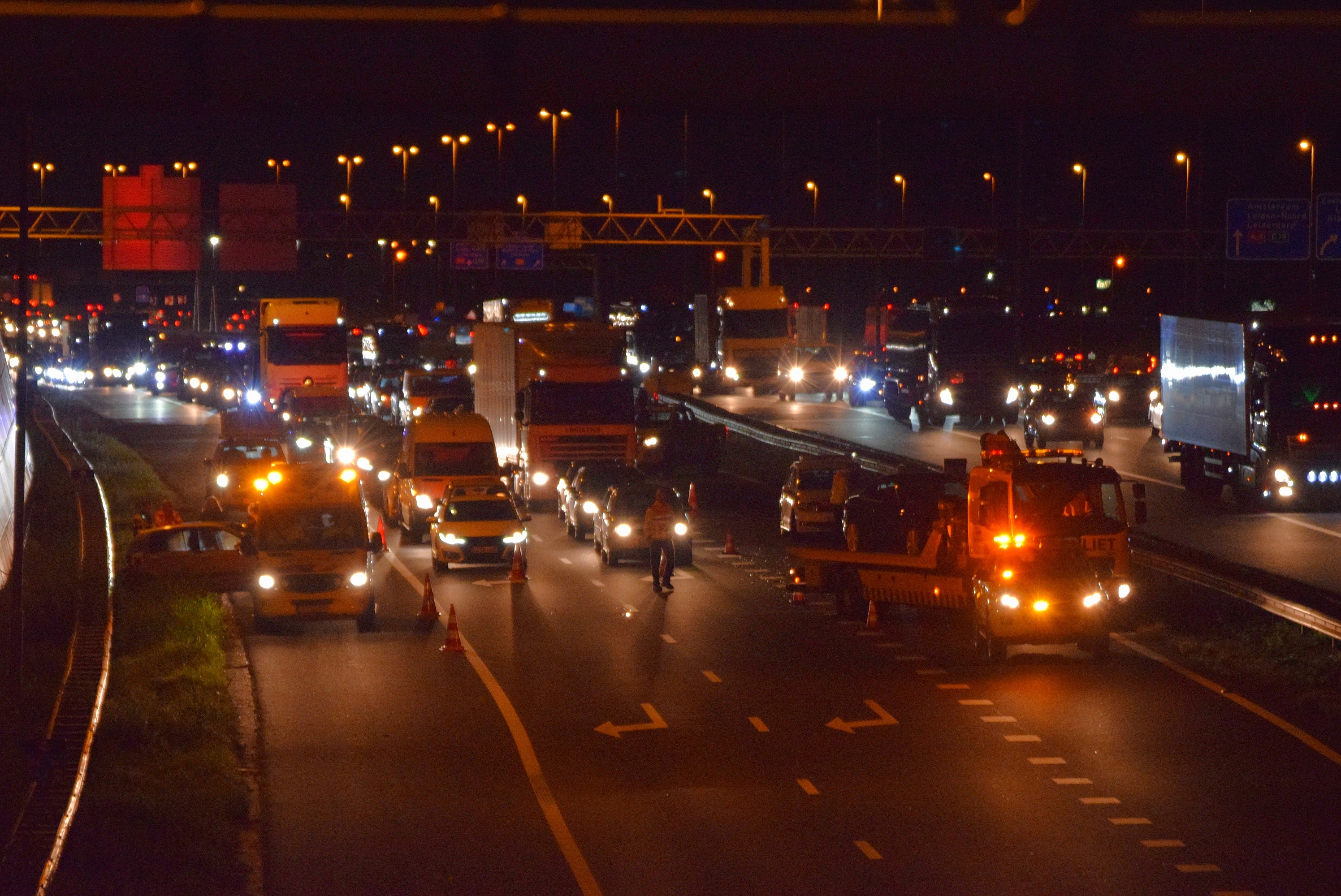 Flinke schade na kop-staart aanrijding, Rijksweg A4 in Leiden