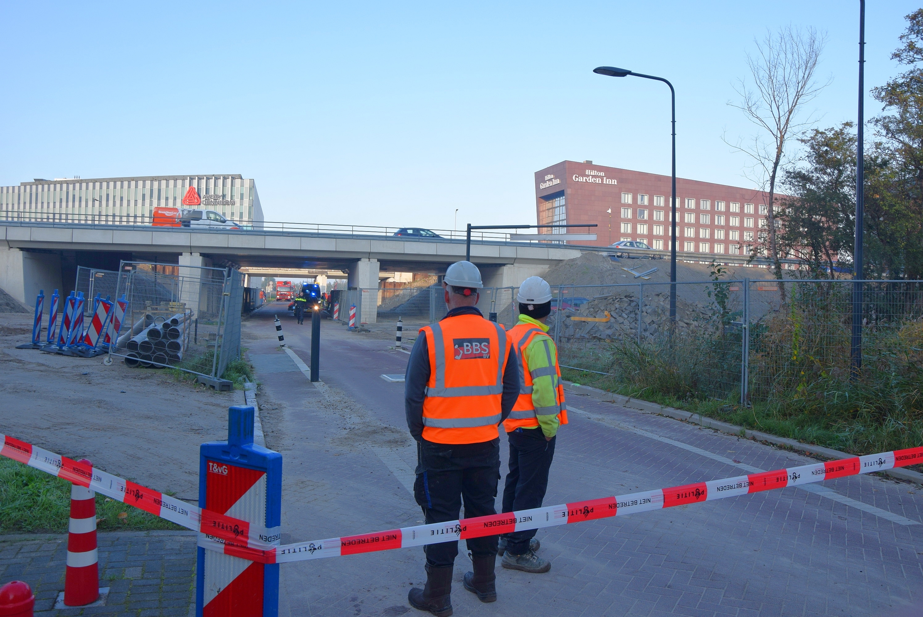 Bouwvakker gewond bij werkzaamheden onder Robert Boyle viaduct, Robert Boyleweg in Leiden